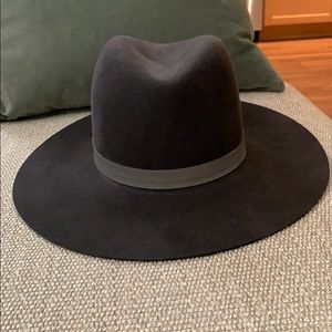 Janessa Leone hat